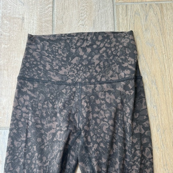 Lululemon Women’s Align Crop Leggings Wild Thing Camo 21” Size 2 - Picture 3 of 7